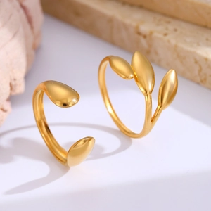 Nahaufnahme des polierten 18K vergoldeten verstellbaren Rings mit glattem Blattdesign