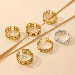 Set mit sechs minimalistischen verstellbaren Gold- und Silberringen mit Emaille-Akzenten