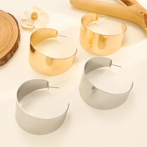 Minimalistische breite C-Creolen in poliertem Gold- und Silber-Finish für Damen