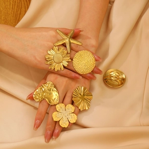 Statement Ringe mit 18K Vergoldung und Hammerschlag-Textur für Damen in Goldoptik