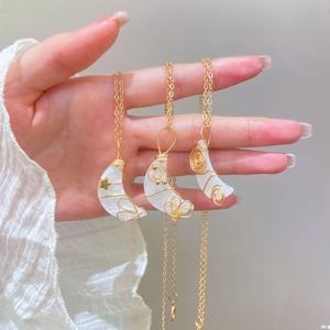 Collar con Colgante de Media Luna Envuelto en Alambre Hecho a Mano Vintage para Mujer Oro Acrílico Blanco Estrella Charm Choker Joyería de Moda Retro Regalo