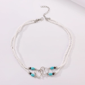 Detail van de bohemian dubbellaagse kralenketting met zilveren hartjes en een kreeftsluiting