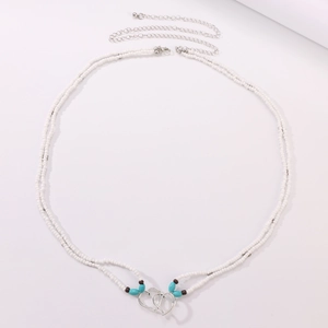 Dubbellaagse witte kralen tailleketting met zilveren hartjes en turquoise details