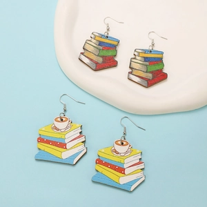 Kreative 3D-Ohrringe aus Holz mit Bücherstapel und Kaffeetasse als Lehrergeschenk