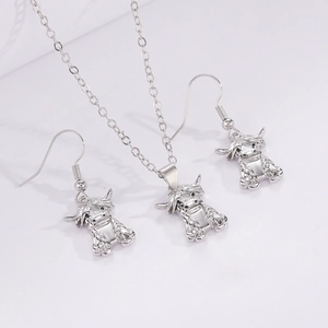 Detail van Schotse hooglander sieradenset in zilver met ketting en druppeloorbellen