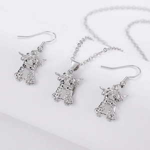 Schattige Schotse hooglander sieradenset met hanger ketting en bijpassende oorbellen
