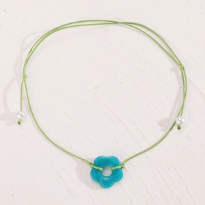 Detaillierte Nahaufnahme einer Halskette mit blauem Blumenanhänger und grüner Kordel
