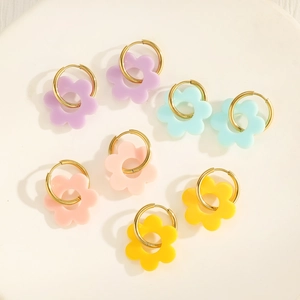 Bunte Acryl-Blumen-Ohrringe in Pastellfarben mit eleganten goldenen Metall-Ringen