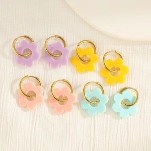Set mit vier Paar mattierten Acryl-Blütenohrringen in pastellfarbenen Macaron-Tönen