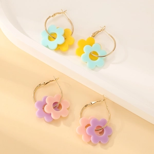 Nahaufnahme der Blumenohrringe in Macaron-Farben mit Goldhaken auf Displayständer