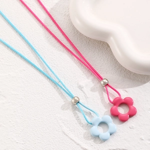Detaillierte Makroansicht der geflochtenen Handyanhänger mit Blumenanhängern in Rosa und Blau