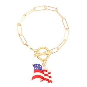 Goldenes Büroklammern-Armband mit US-Flaggen-Herzanhänger und Knebelverschluss