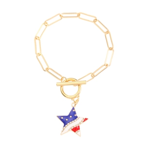 Goldenes Armband mit funkelndem US-Flaggen-Sternanhänger und Knebelverschluss