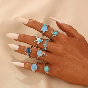 Détail de 8 bagues thème océan avec étoiles de mer, crabes et coquillages en émail bleu