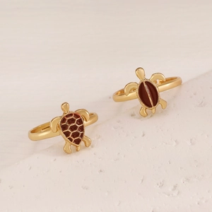 Set di anelli tartaruga placcati oro 14k con smalto rosso scuro stile oceano