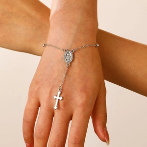 Gros plan d'un bracelet chapelet religieux en argent avec icône de Marie et pendentif croix