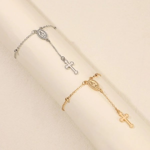 Détail de bracelets chapelet ajustables avec médaille de la Vierge Marie et croix
