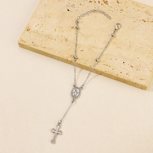 Détail du bracelet chapelet argenté avec médaille de la Vierge Marie et croix sur pierre