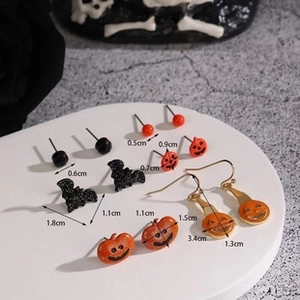 Λεπτομερής προβολή των σκουλαρικιών Halloween με διαστάσεις για σχέδια κολοκύθας και νυχτερίδας