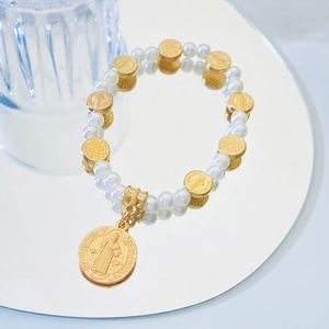 Détail du bracelet chapelet avec médaille de Saint Benoît et perles blanches douces