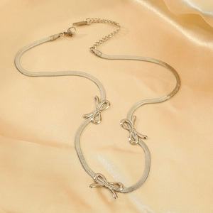 Elegante Schlangenkette aus Edelstahl mit drei stilvollen Schleifen-Anhängern für Damen