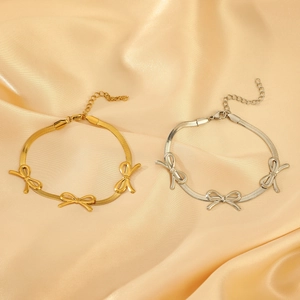 Detailansicht flacher Schlangenkette Armbänder mit Schleifen in Gold- und Silberoptik