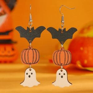 Λεπτομέρεια από ξύλινα σκουλαρίκια Halloween με νυχτερίδα, κολοκύθα και φάντασμα σε πορτοκαλί