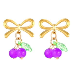 Nahaufnahme der Schleifenohrringe mit lila Perlen und grünen Blättern in Gold