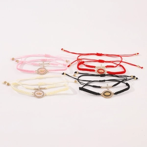 Détails de bracelets religieux tissés avec breloque portrait et breloques de croix