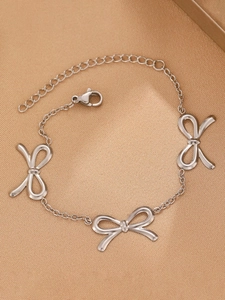 Detailansicht des polierten silbernen Schleifen-Armbands mit Karabiner und Verlängerungskette