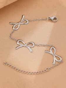 Detailansicht eines silbernen Schleifenarmbandes mit verstellbarem Karabinerverschluss