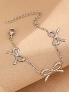 Detailansicht der silbernen Schleife-Armband mit verstellbarer Kette und Karabinerverschluss