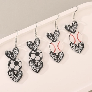 Detailansicht der Acryl-Herzohrringe mit Leopardenmuster sowie Fußball- und Baseball-Motiv
