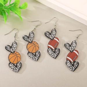 Details von Basketball- und Rugby-Ohrringen aus Acryl mit Herzanhängern im Leopardenmuster