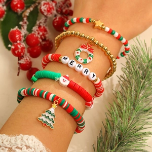 Dettaglio del set di braccialetti natalizi con perline in argilla e ciondoli festivi