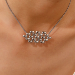 Detailansicht einer Vintage-Blumenkette am Hals mit aufwendigem Metalldesign aus Edelstahl