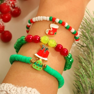 Dettaglio del set di braccialetti natalizi con ciondoli festivi e perline di argilla colorate