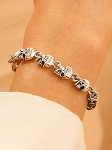 Detailansicht eines gotischen Totenkopf-Armbands aus Silber mit Vintage-Finish am Handgelenk