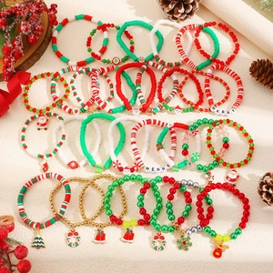 Dettaglio dei braccialetti natalizi in argilla con ciondoli di Babbo Natale e renne