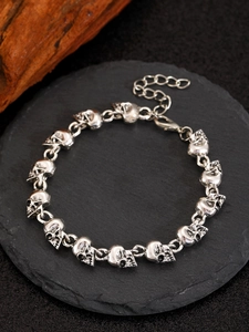 Detailaufnahme des Vintage-Silber-Totenkopf-Armbands mit gotischem Oxid-Finish