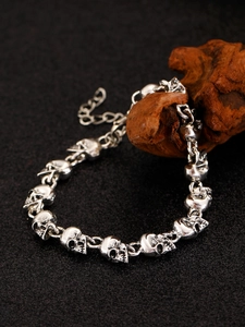 Makroaufnahme von Punk-Stil Totenkopf-Gliederkette in Vintage-Silber mit Verlängerung