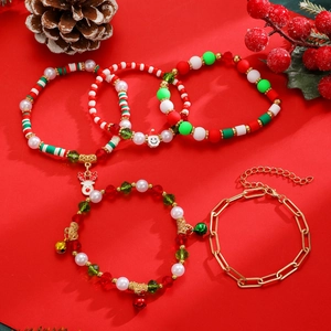 Set di 5 braccialetti natalizi con ciondoli a forma di pupazzo di neve e renna