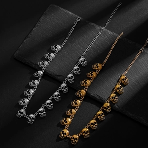 Detailansicht der Punk-Totenkopfketten in Gold und Silber mit Karabinerverschluss