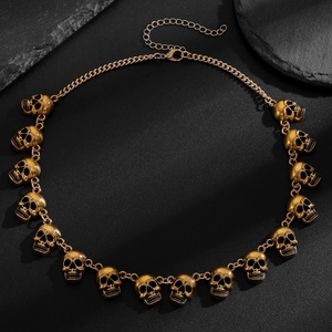 Nahaufnahme der Vintage-Gold-Totenkopfkette mit gotischen Gliedern und Karabinerverschluss