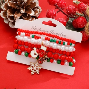 Dettaglio del set di braccialetti natalizi con ciondoli Babbo Natale e perline colorate