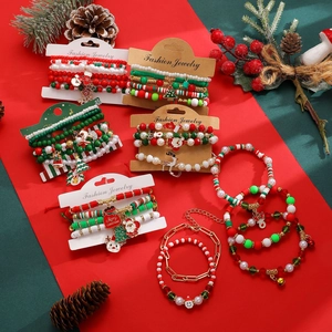 Dettaglio del set di braccialetti natalizi con ciondoli di Babbo Natale e renne