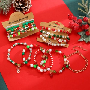 Vista dettagliata di braccialetti natalizi colorati con ciondoli a Babbo Natale