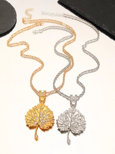 Detalle de los colgantes de hoja en color oro y plata con cristales brillantes