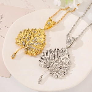 Set de collar con colgante de hoja dorada y plateada con pedrería en cadena de cuerda