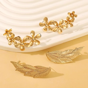 Set de pendientes dorados vintage con formas de hojas y delicados diseños de flores